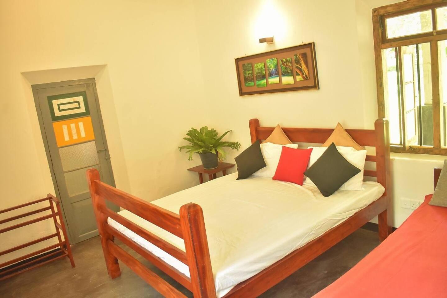 Charming & historical 3-Bed Bungalow in Hikkaduwa view 4