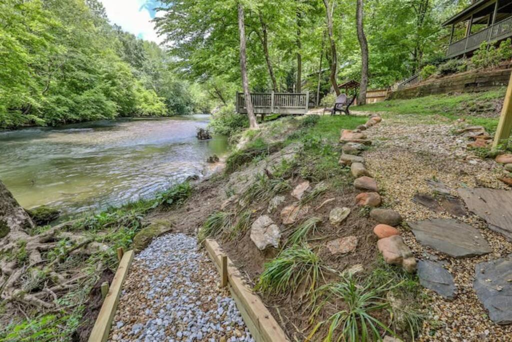 Luxury Babbling River Mtn Home - 3 Master Suites - Hot Tub - Great Price! view 5