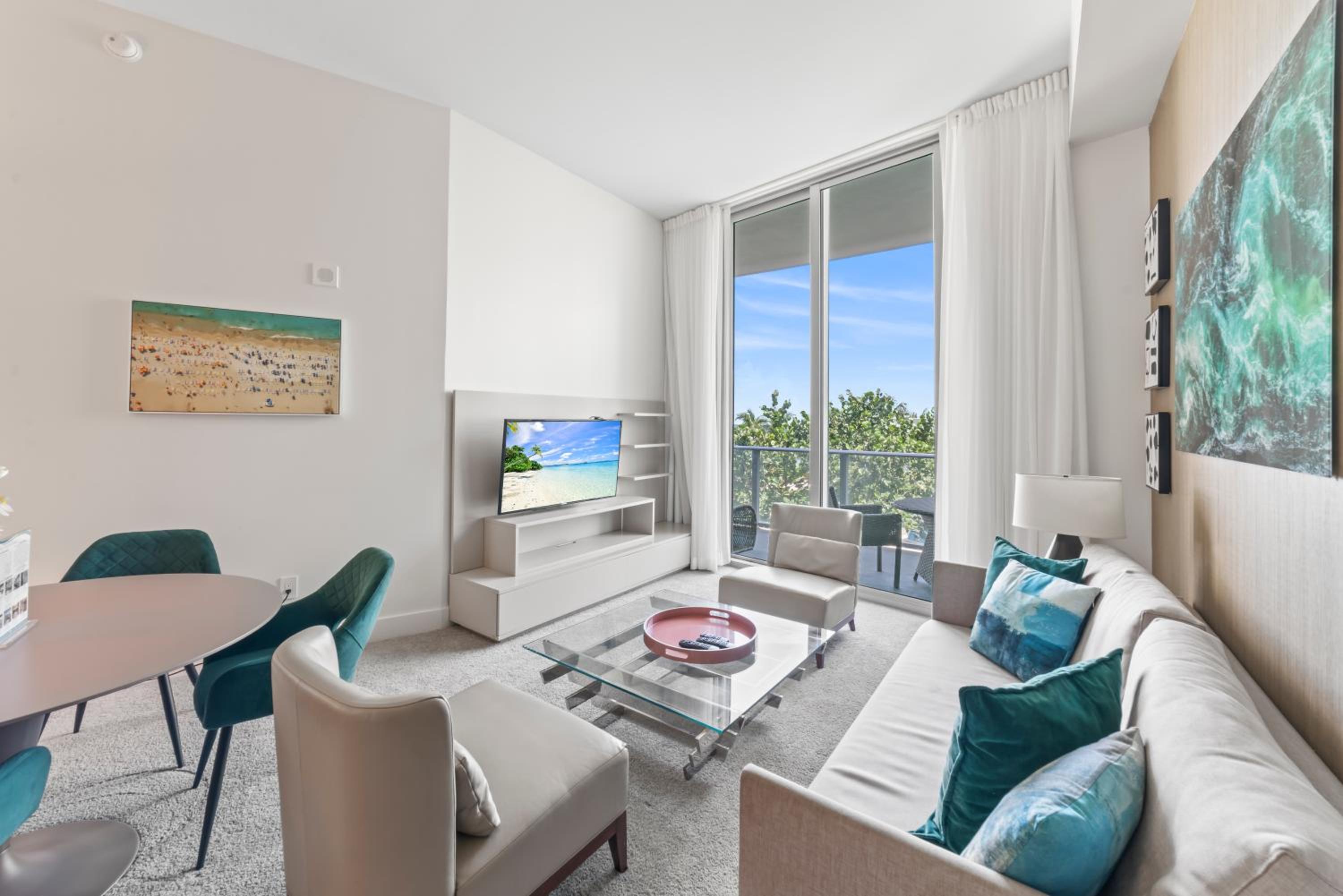 25-min to FIFA! Sunset Bliss Resort - Oceanfront apartment with great resort amenities, rooftop pool and hot tub view 2