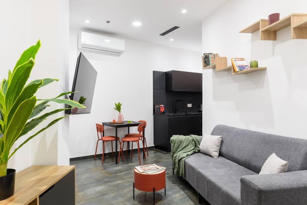 2 rooms apt with Bomb Shelter M6 steps from Beach