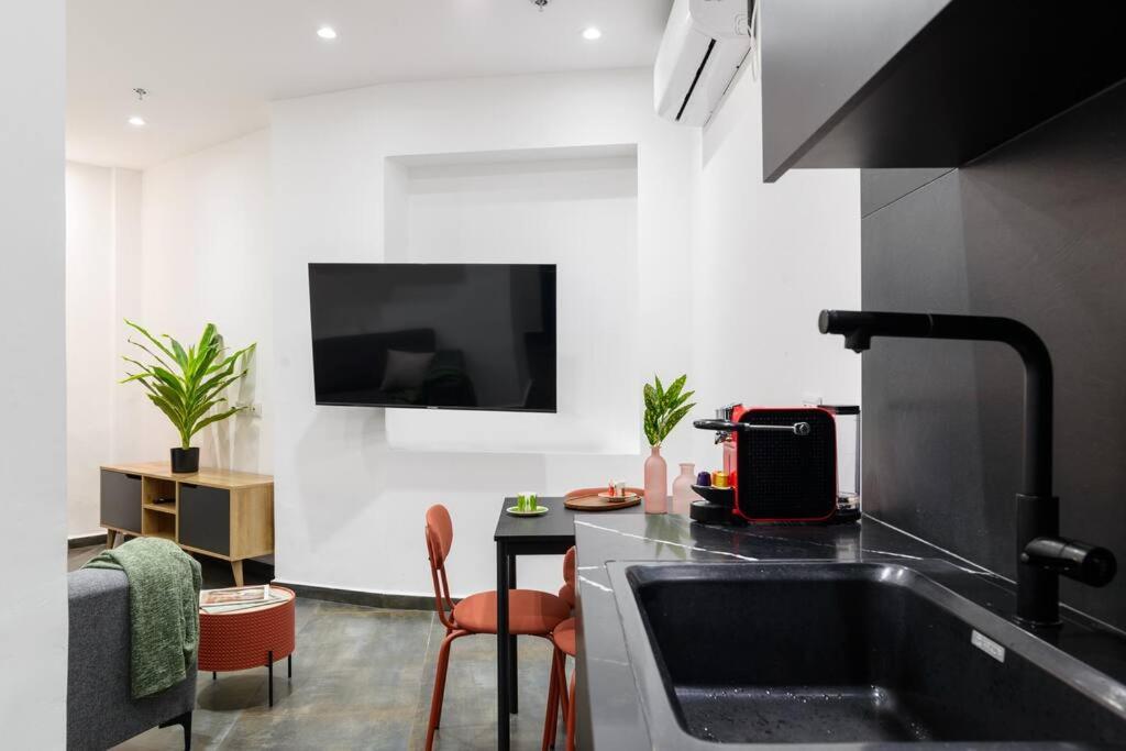 2 rooms apt with Bomb Shelter M6 steps from Beach