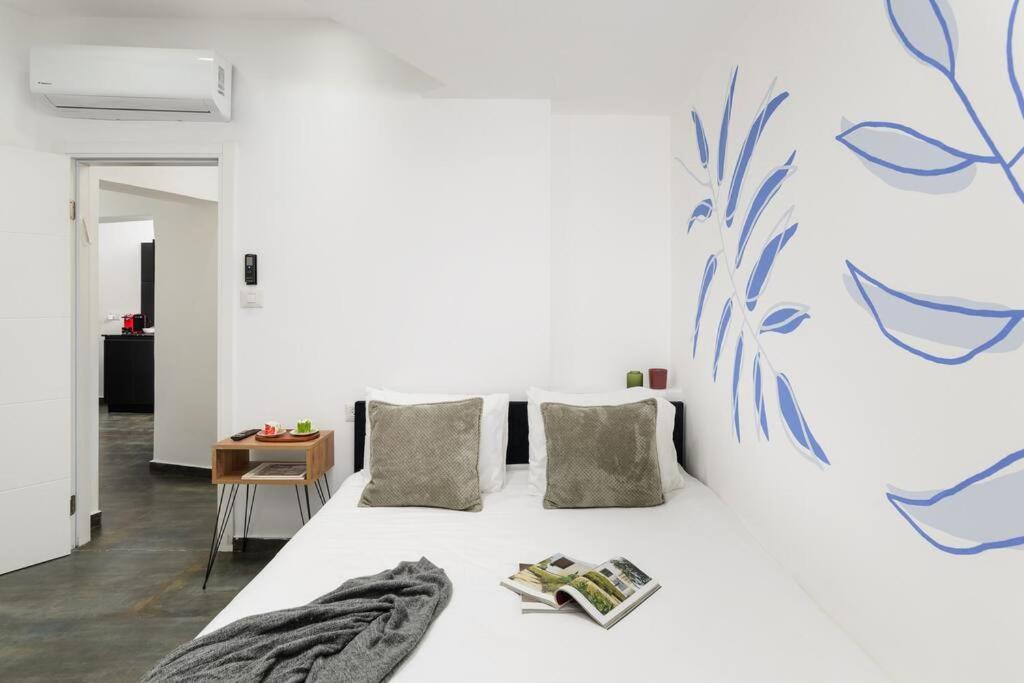 2 rooms apt with Bomb Shelter M6 steps from Beach