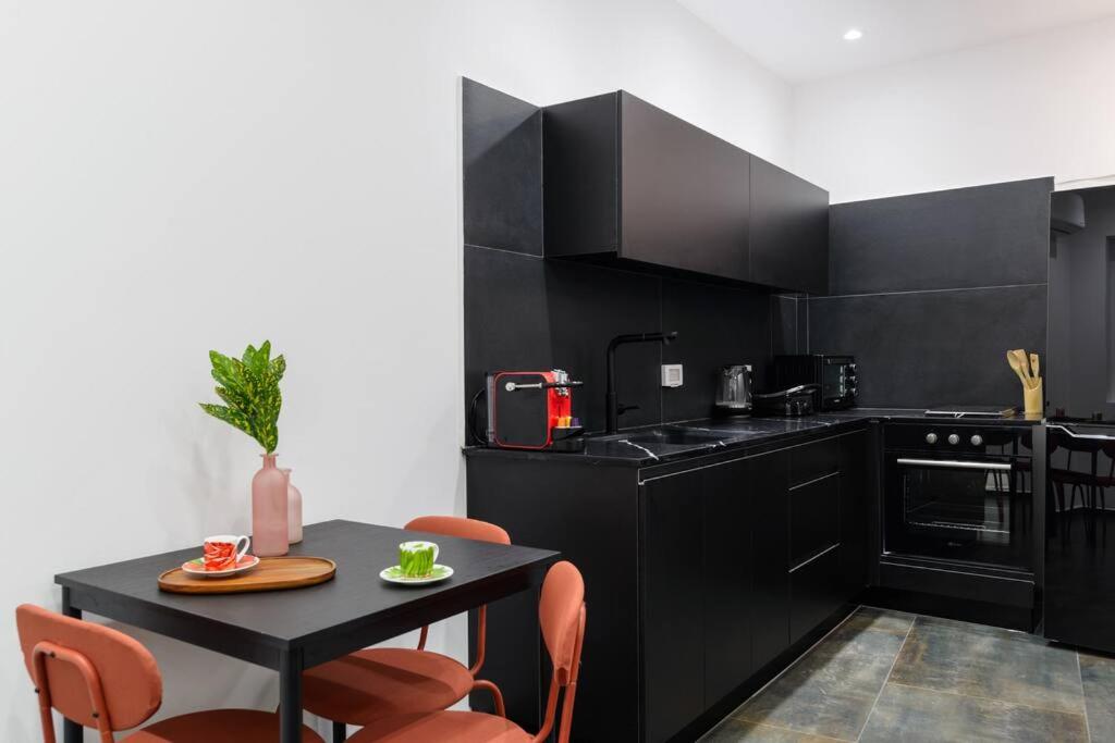 2 rooms apt with Bomb Shelter M6 steps from Beach