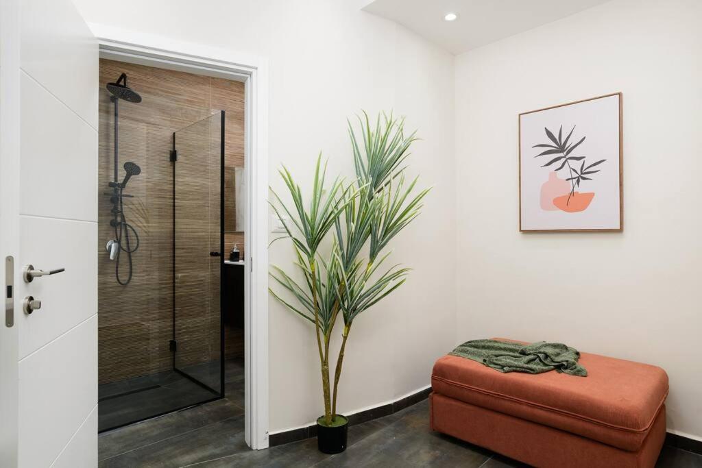 2 rooms apt with Bomb Shelter M6 steps from Beach