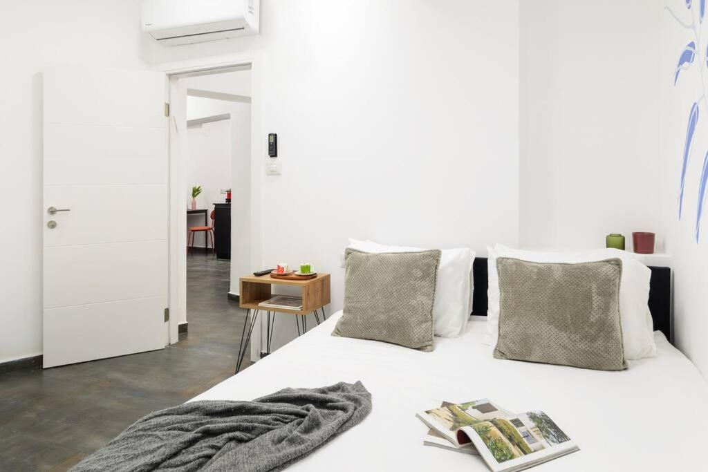 2 rooms apt with Bomb Shelter M6 steps from Beach