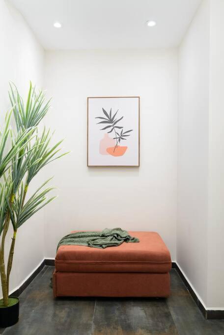 2 rooms apt with Bomb Shelter M6 steps from Beach