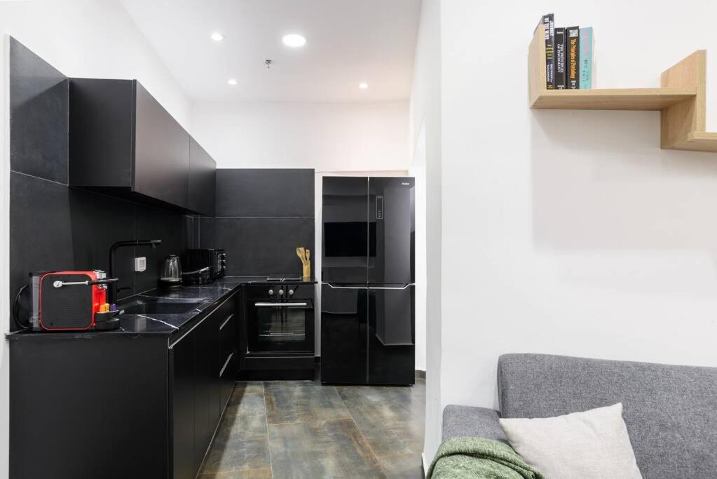 2 rooms apt with Bomb Shelter M6 steps from Beach