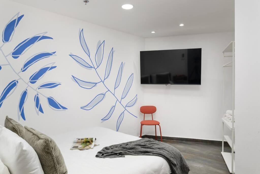 2 rooms apt with Bomb Shelter M6 steps from Beach