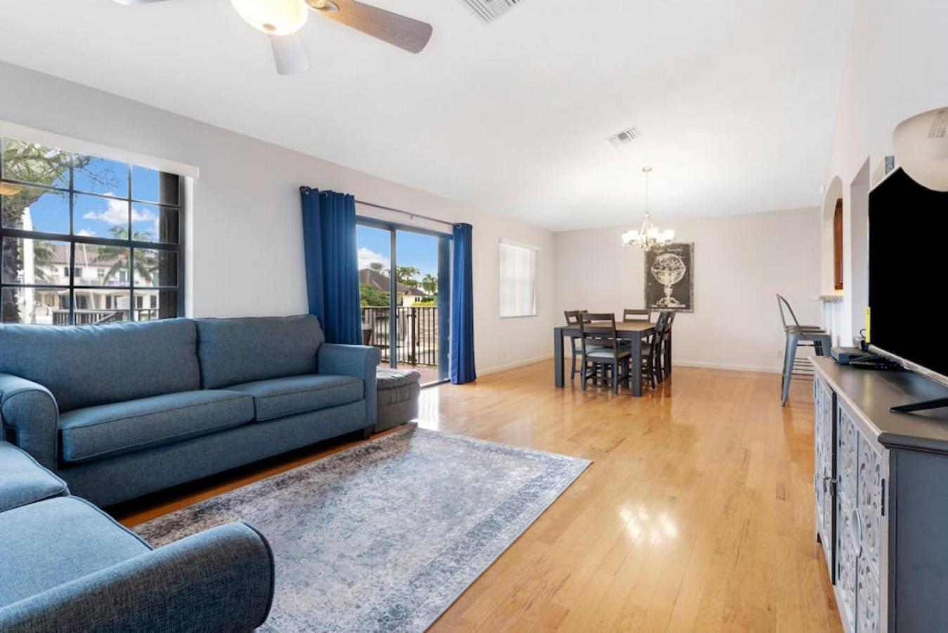 DOWNTOWN LAS OLAS WATERFRONT HOME UPDATED UNIT view 4