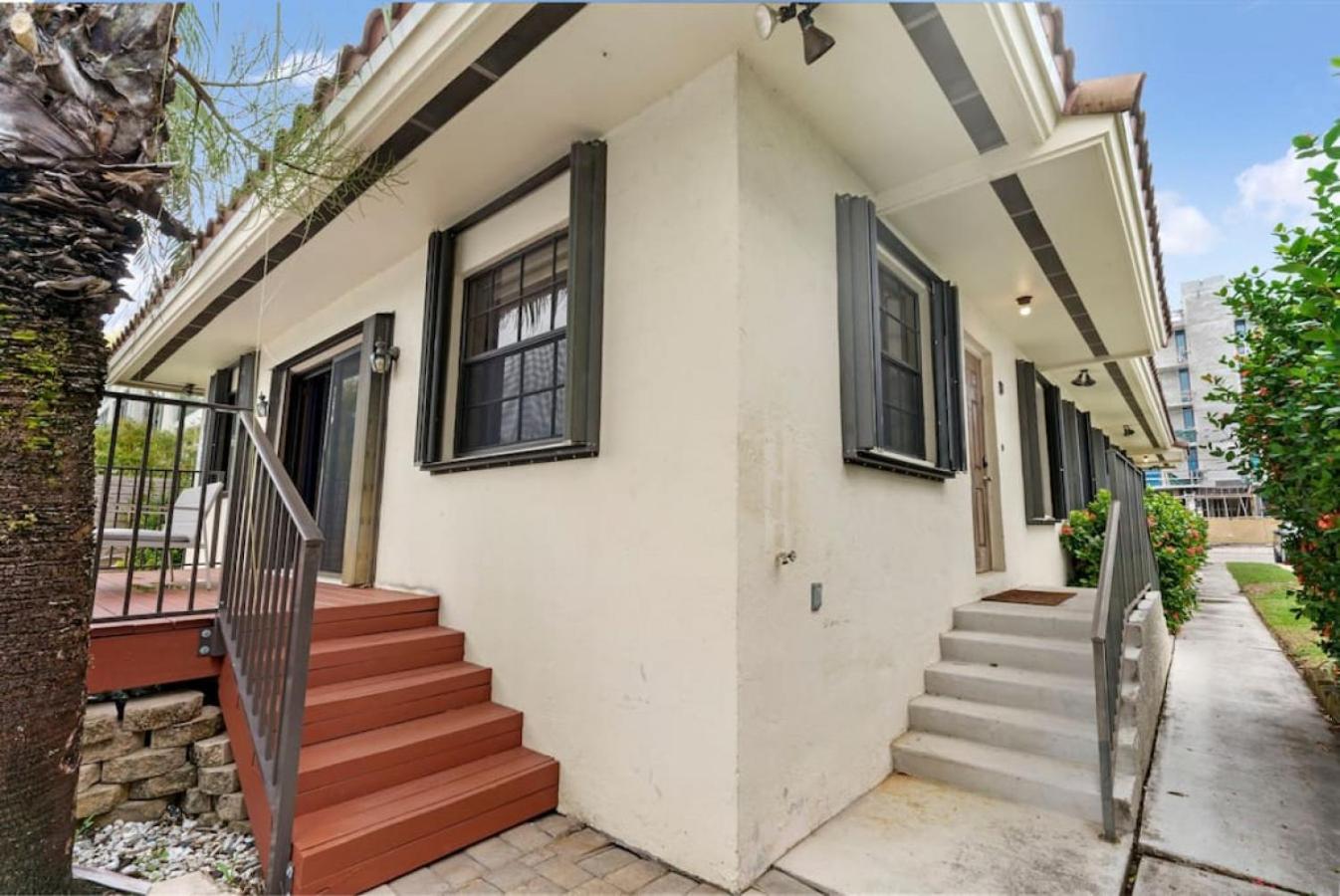 DOWNTOWN LAS OLAS WATERFRONT HOME UPDATED UNIT view 5