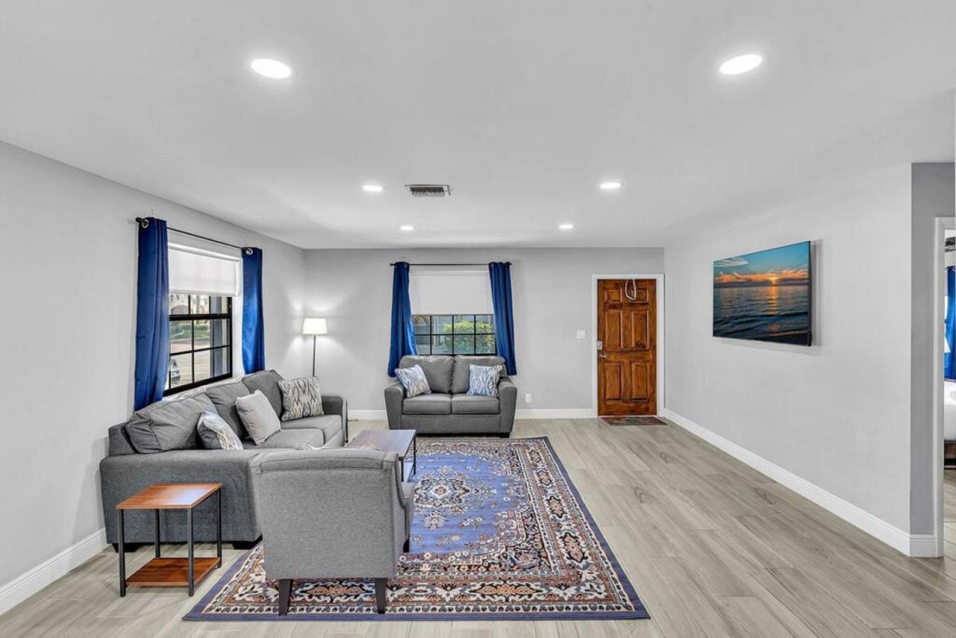 Front unit A Charming 2 Bedroom las Olas apt view 2