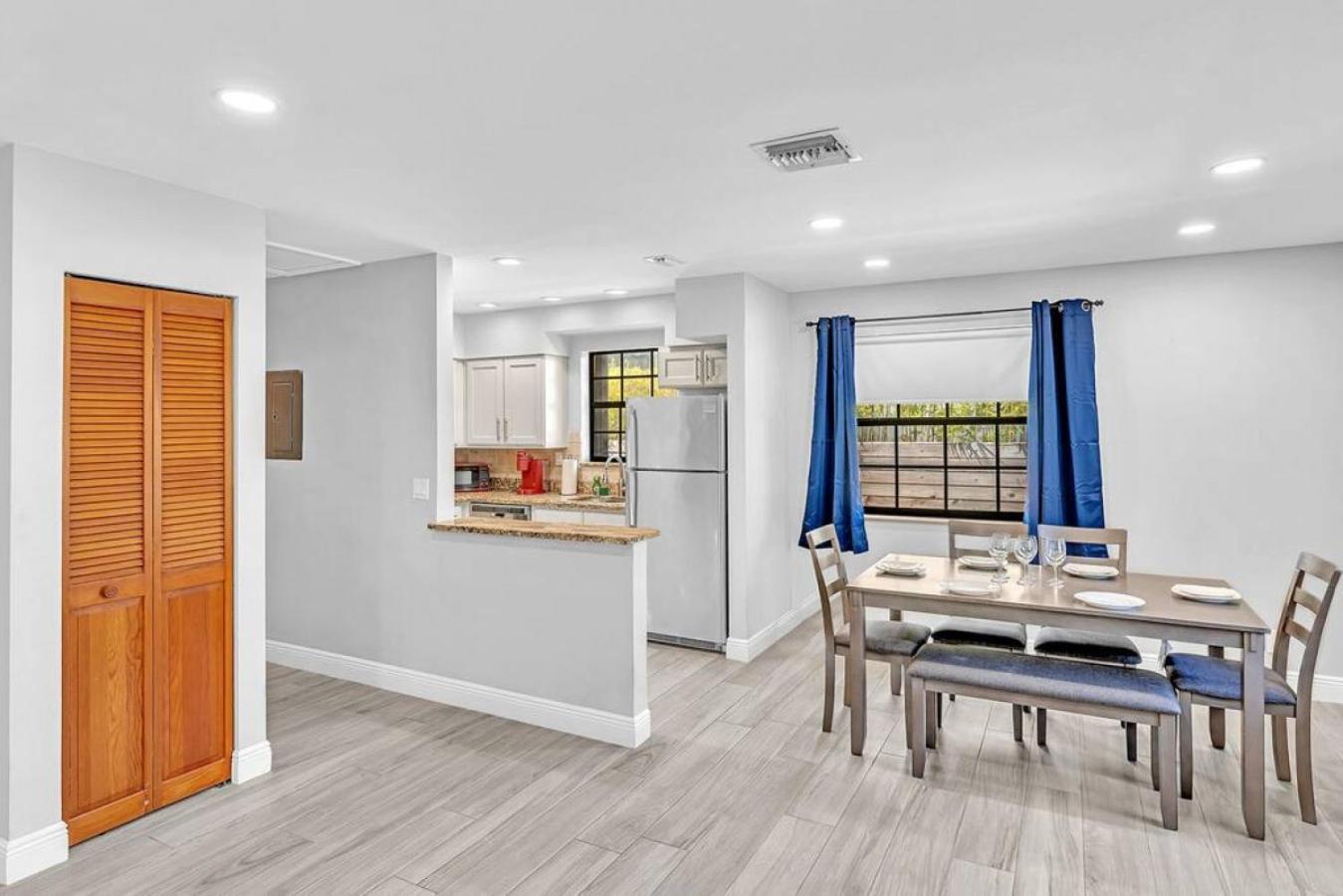 Front unit A Charming 2 Bedroom las Olas apt view 3