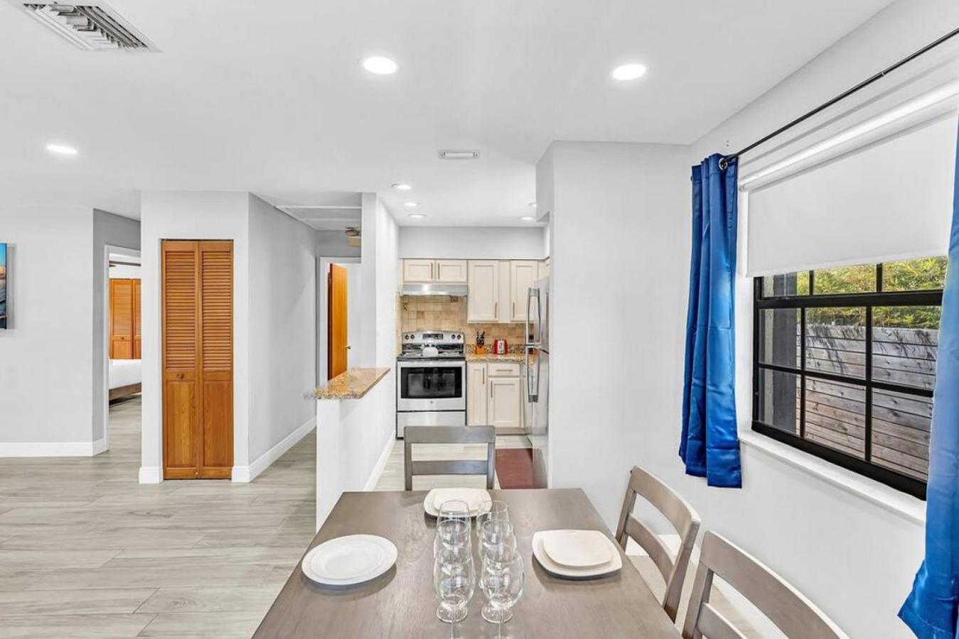 Front unit A Charming 2 Bedroom las Olas apt view 4