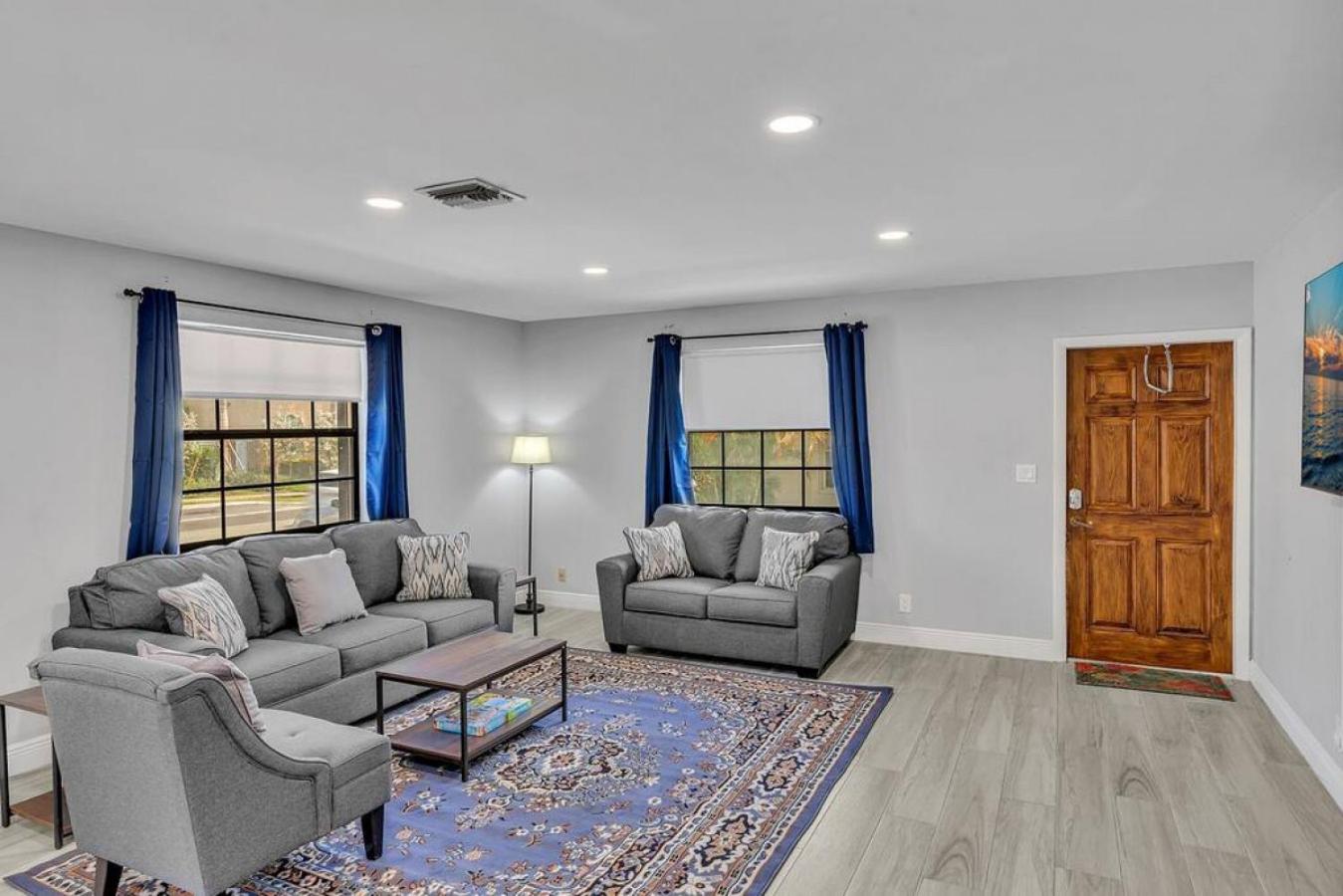 Front unit A Charming 2 Bedroom las Olas apt view 5