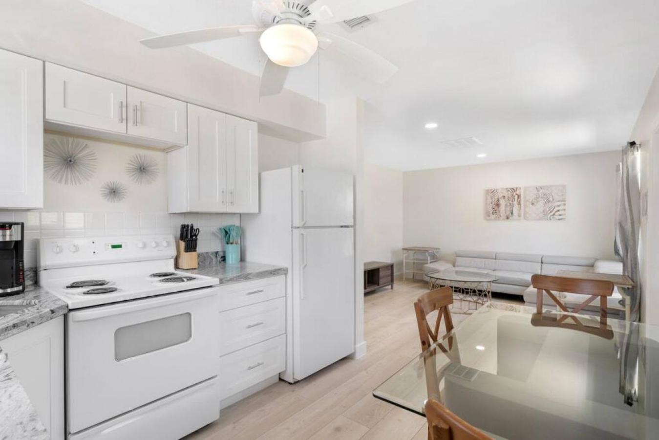 Unit 5 Updated 2 Bedroom apartment Downtown Ft Lauderdale view 4