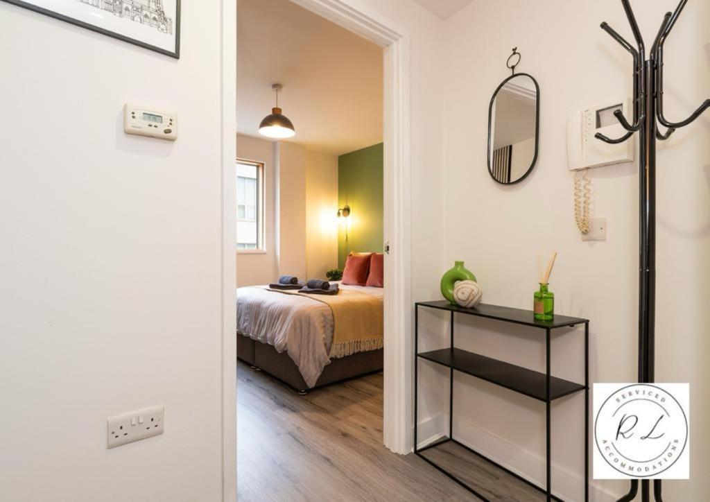 Modern Apartment, Free Parking & Monthly Savings view 5