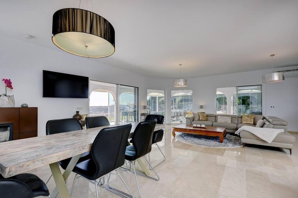 010 Luxurious 4 Bed Villa, Private Pool and Sea Views