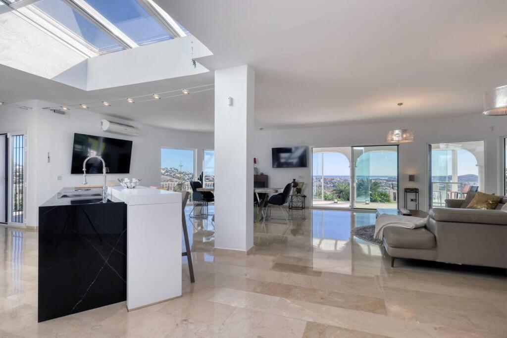 010 Luxurious 4 Bed Villa, Private Pool and Sea Views