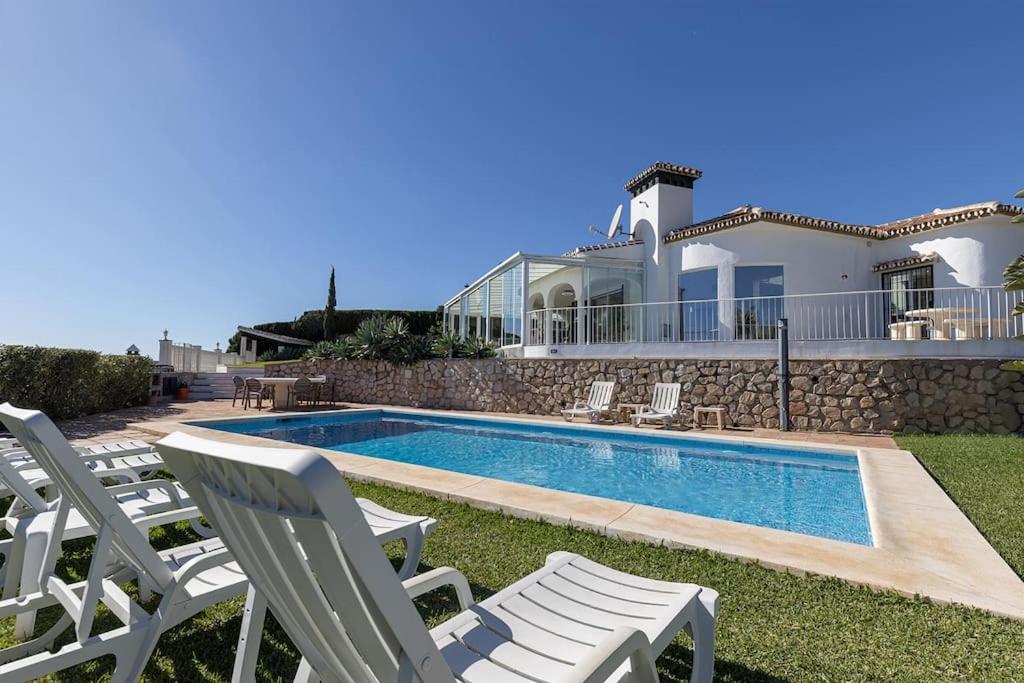 010 Luxurious 4 Bed Villa, Private Pool and Sea Views