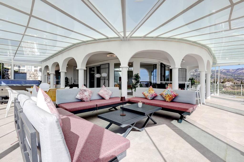 010 Luxurious 4 Bed Villa, Private Pool and Sea Views
