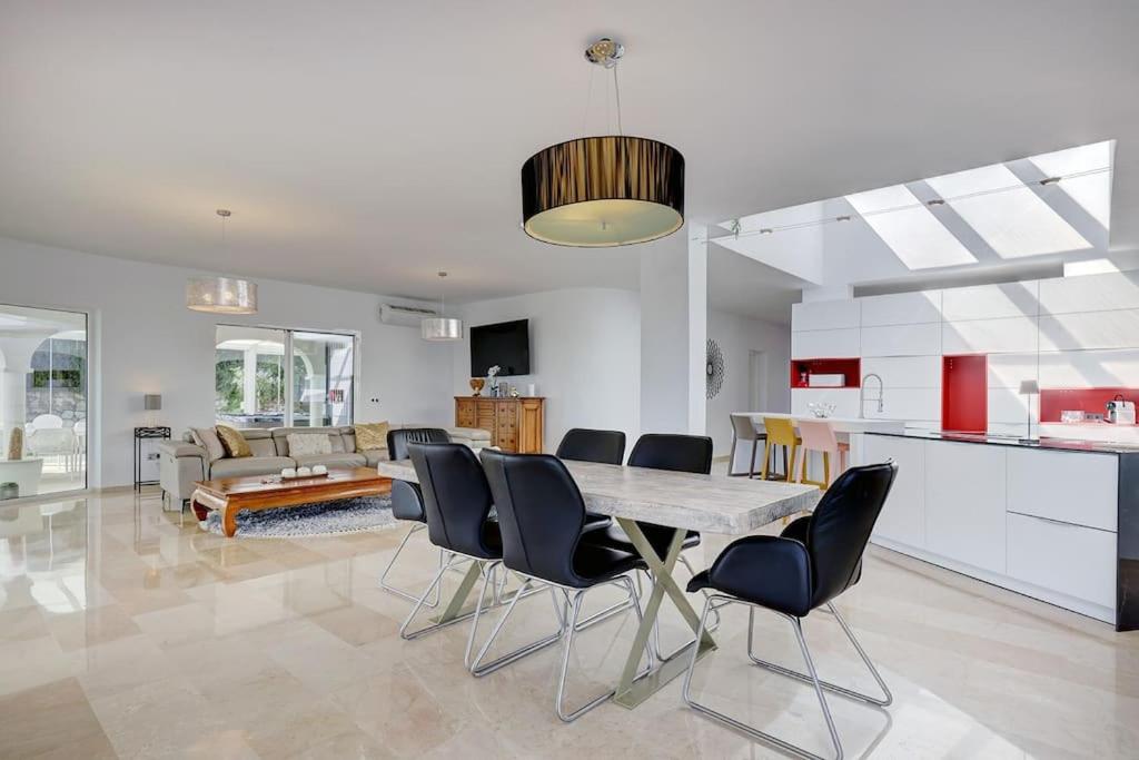 010 Luxurious 4 Bed Villa, Private Pool and Sea Views