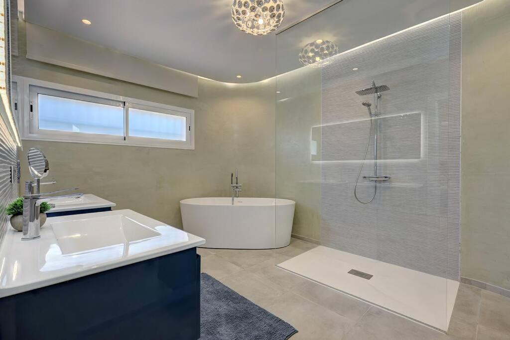 010 Luxurious 4 Bed Villa, Private Pool and Sea Views