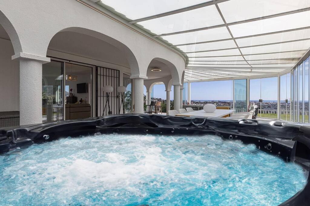 010 Luxurious 4 Bed Villa, Private Pool and Sea Views
