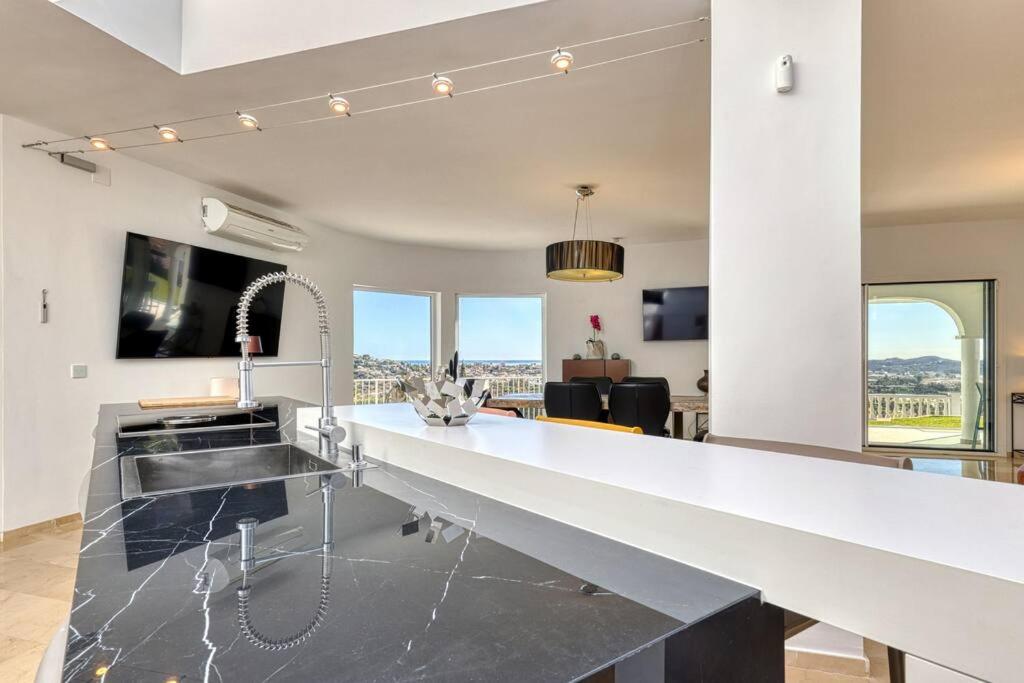 010 Luxurious 4 Bed Villa, Private Pool and Sea Views