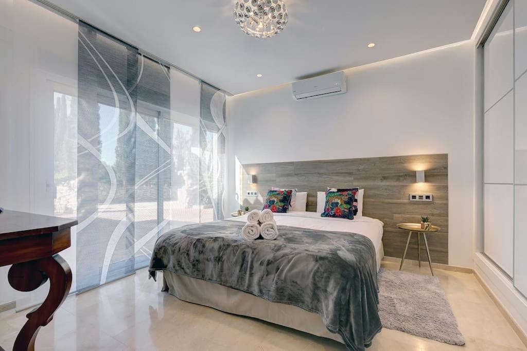 010 Luxurious 4 Bed Villa, Private Pool and Sea Views