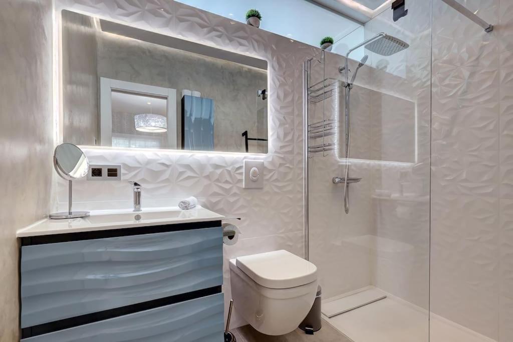 010 Luxurious 4 Bed Villa, Private Pool and Sea Views