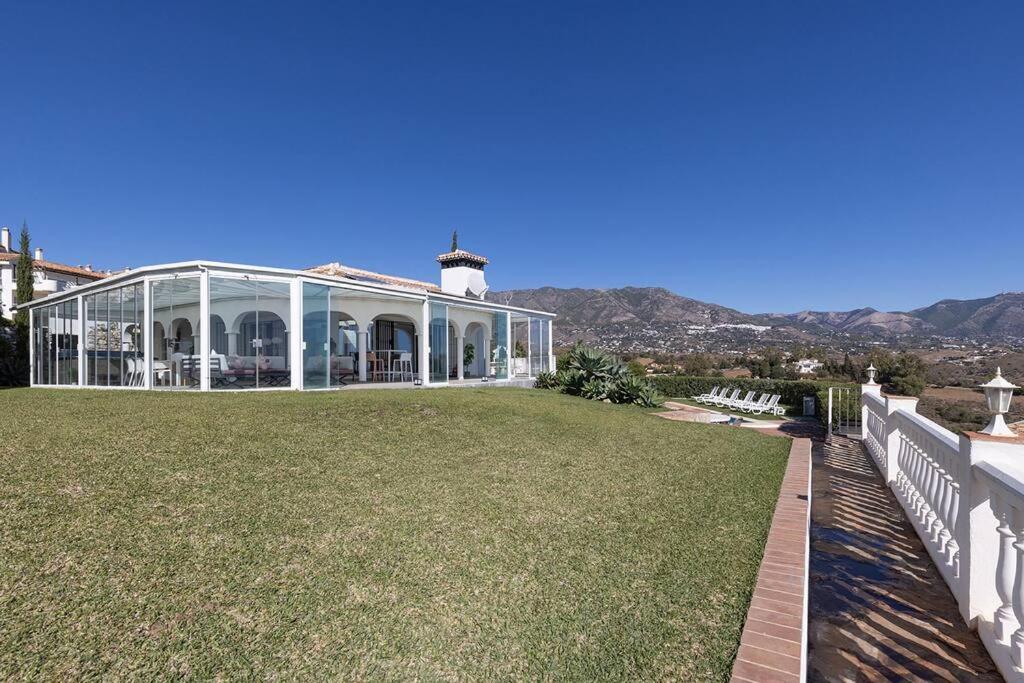010 Luxurious 4 Bed Villa, Private Pool and Sea Views