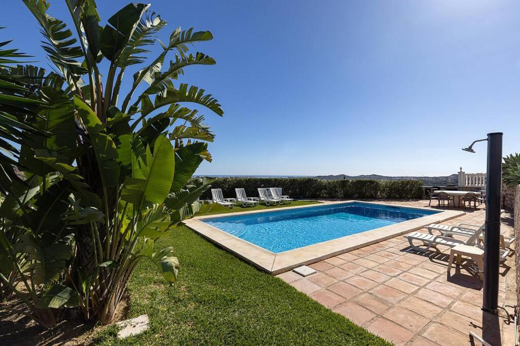 010 Luxurious 4 Bed Villa, Private Pool and Sea Views