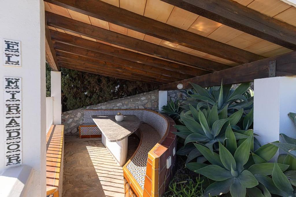 010 Luxurious 4 Bed Villa, Private Pool and Sea Views