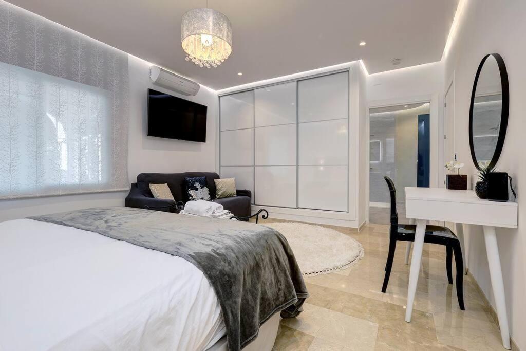 010 Luxurious 4 Bed Villa, Private Pool and Sea Views