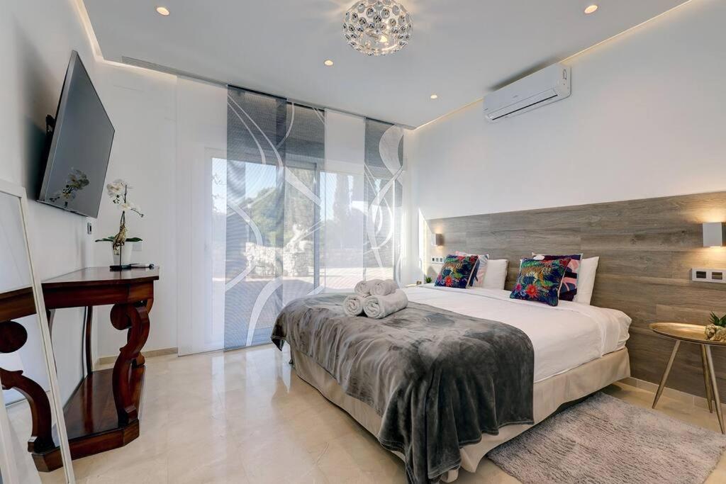 010 Luxurious 4 Bed Villa, Private Pool and Sea Views
