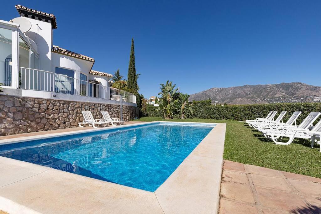 010 Luxurious 4 Bed Villa, Private Pool and Sea Views