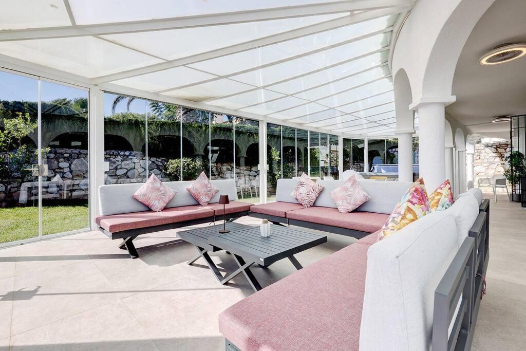 010 Luxurious 4 Bed Villa, Private Pool and Sea Views