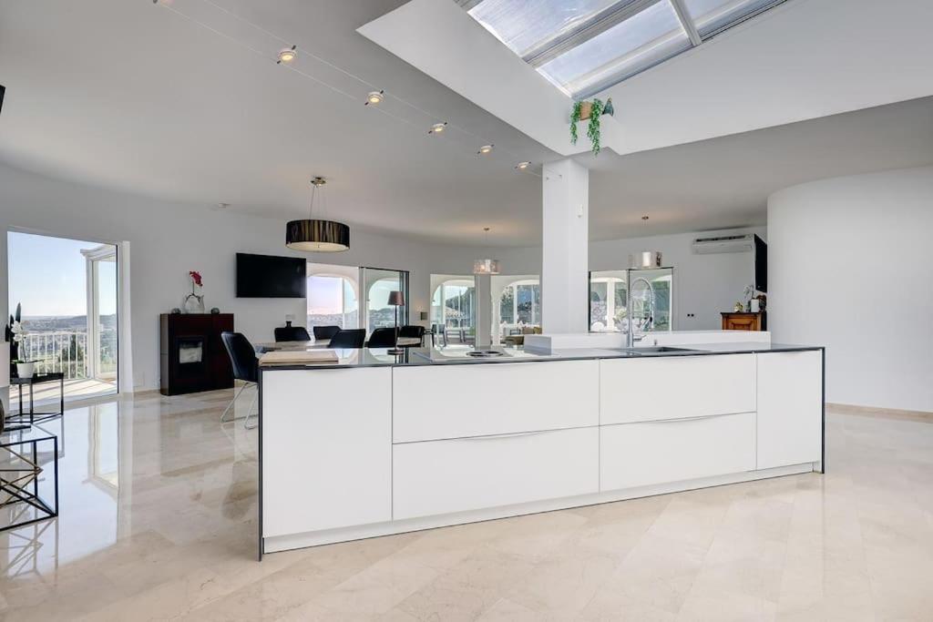 010 Luxurious 4 Bed Villa, Private Pool and Sea Views