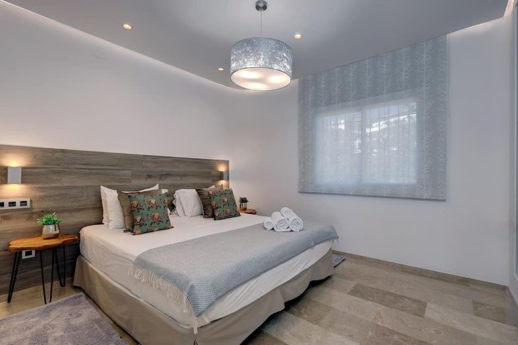 010 Luxurious 4 Bed Villa, Private Pool and Sea Views