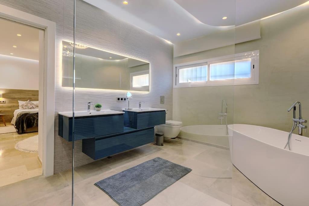 010 Luxurious 4 Bed Villa, Private Pool and Sea Views