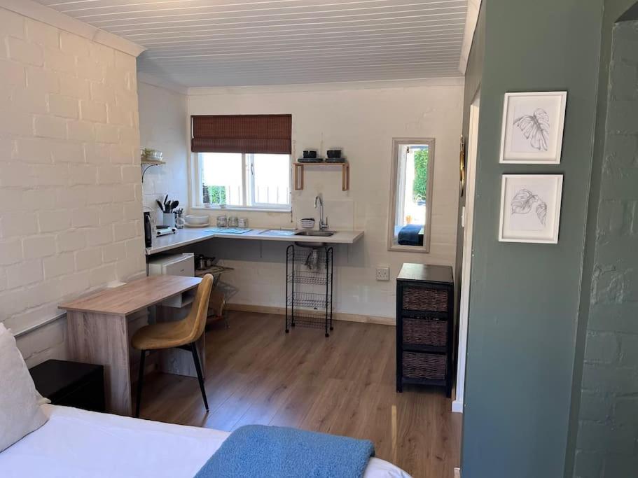 Lovely Garden Studio 2 - 10 minute walk to beach view 4
