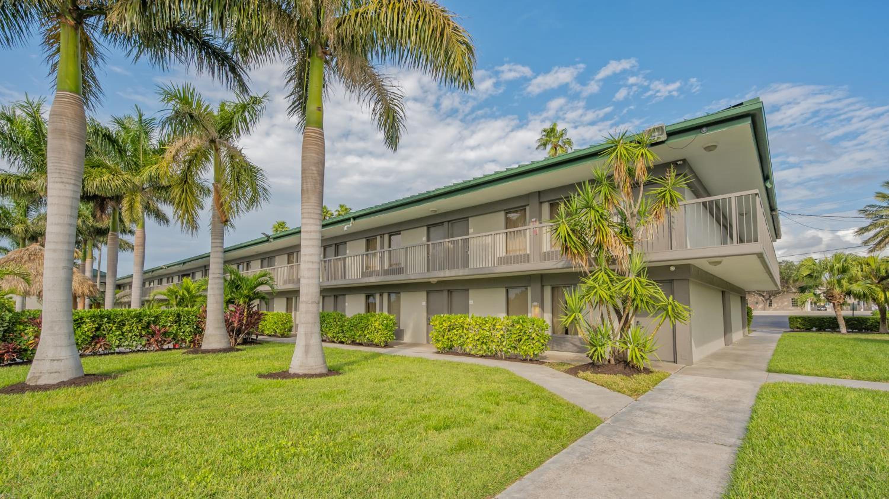ALL-NEW Waterfront with Balcony,Pool,Tiki Bar,Gym view 5