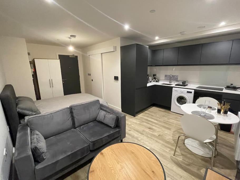 Stylish flat in Old Trafford view 4