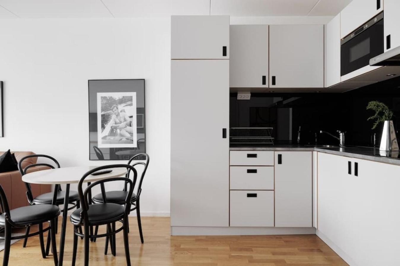 Modern City Retreat w. workspace