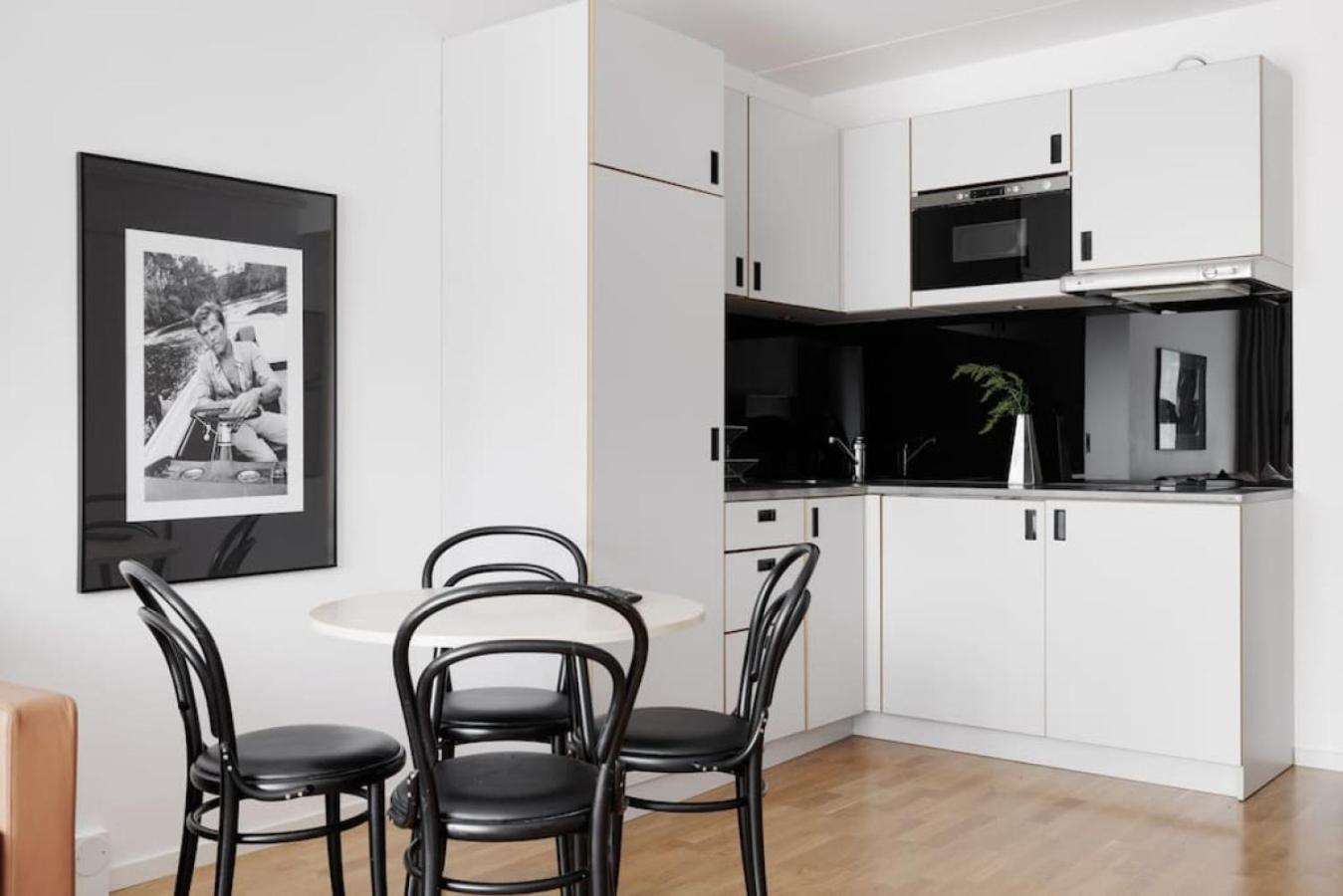 Modern City Retreat w. workspace
