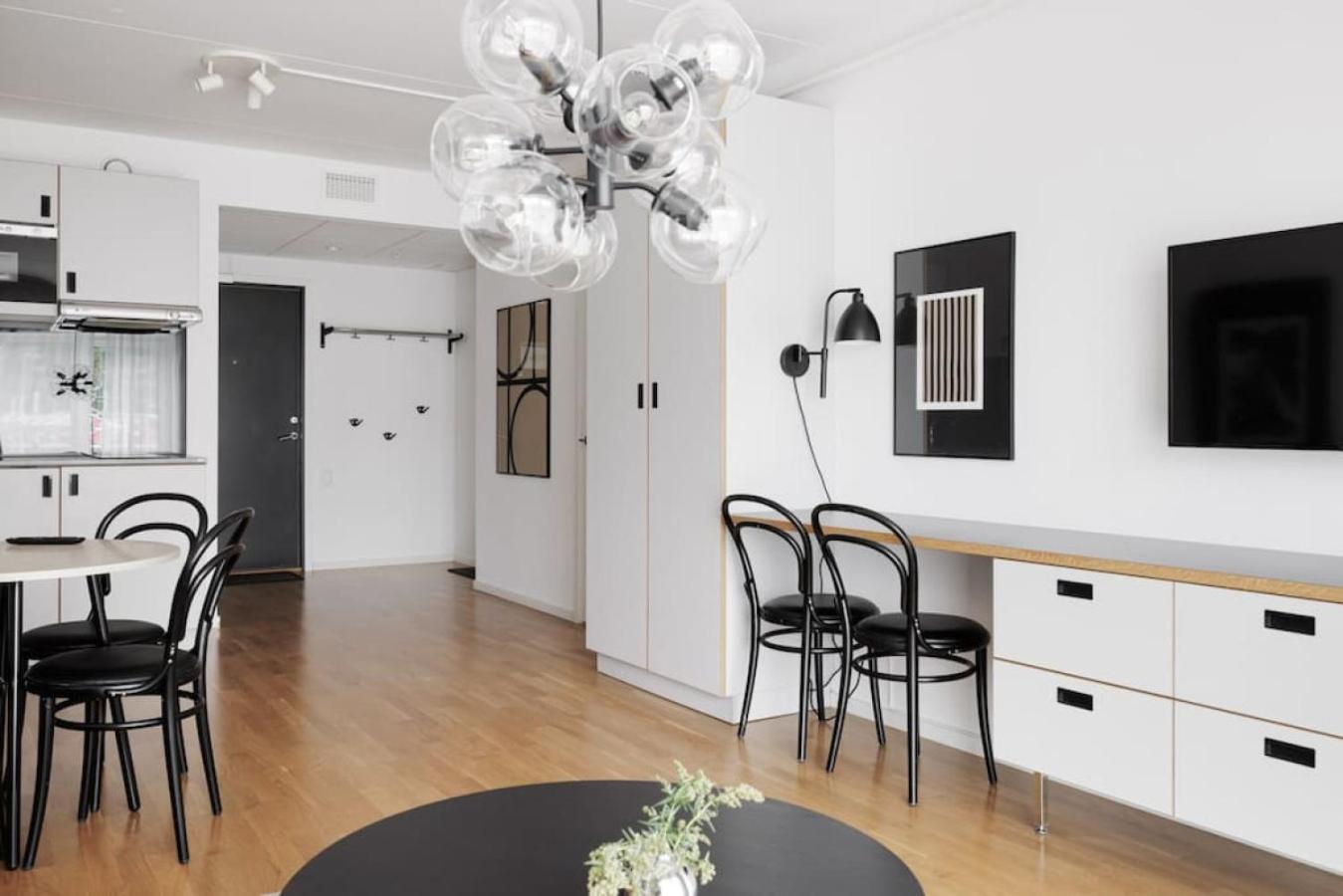 Modern City Retreat w. workspace