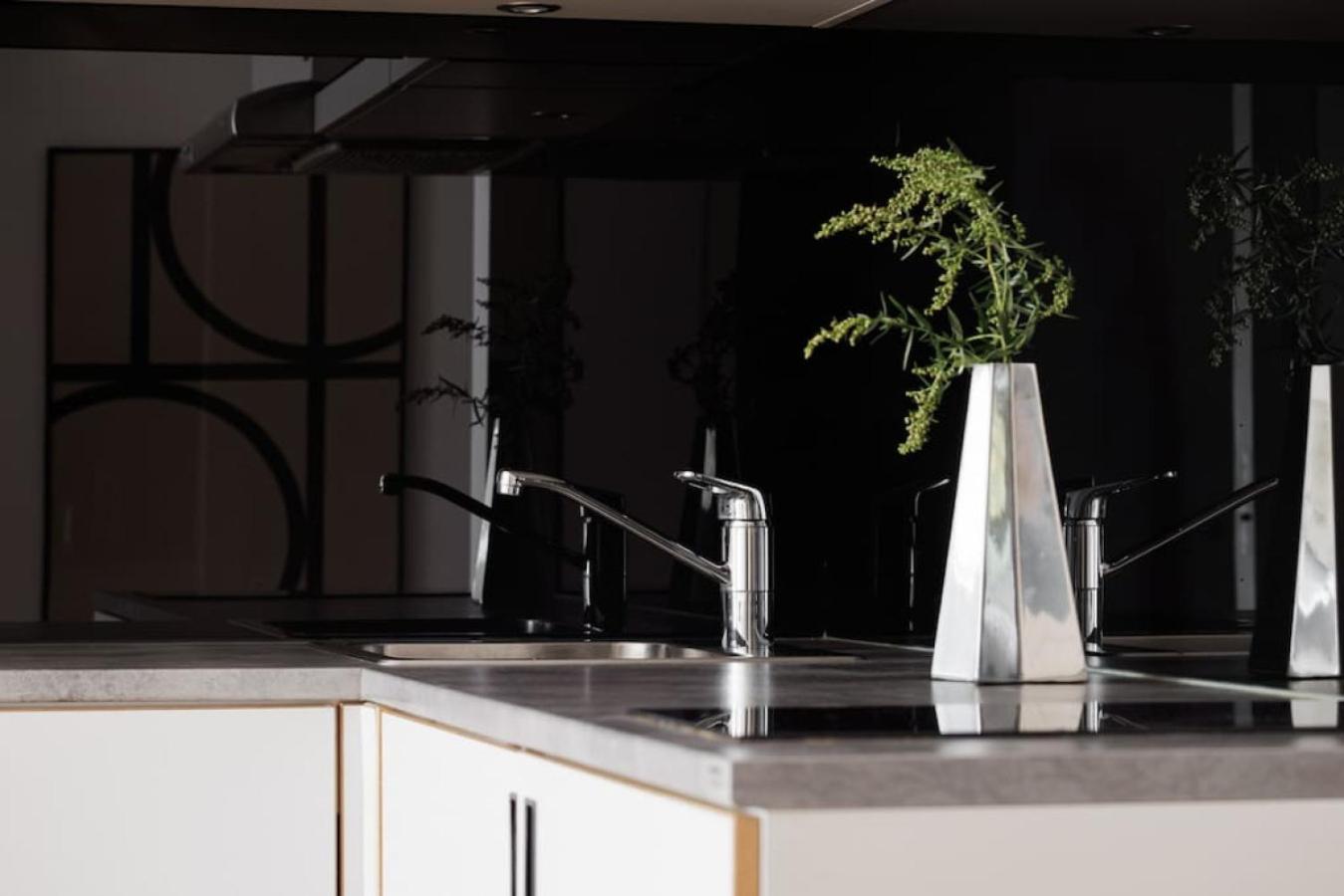 Modern City Retreat w. workspace
