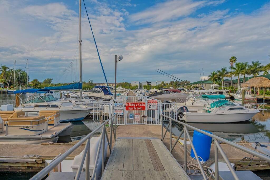 Heated Pool, Strong WI-FI, TV, Tiki Bar & Grill! view 3
