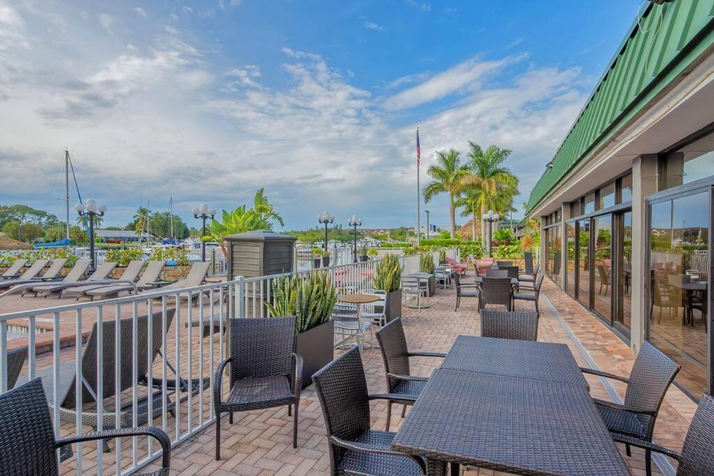 Heated Pool, Strong WI-FI, TV, Tiki Bar & Grill! view 4