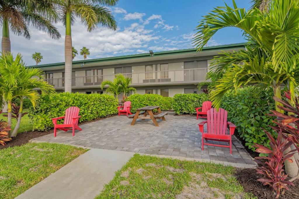 Heated Pool, Strong WI-FI, TV, Tiki Bar & Grill! view 5